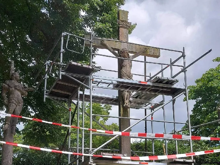 Reparatur an der Kreuzigungsgruppe an der Heilig-Kreuz-Kirche notwendig